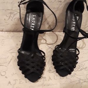 Black sparkling pump.